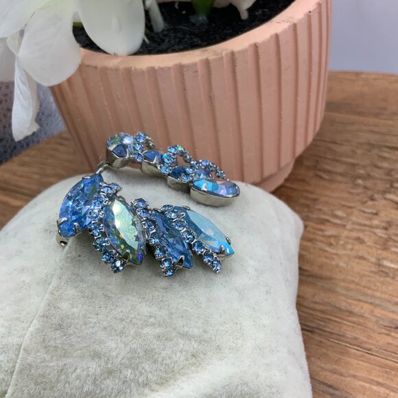 Weiss Inspired Vintage AB Leaf Aqua Blue Rhinestone Silver Tone Clip Earrings - Picture 6 of 8